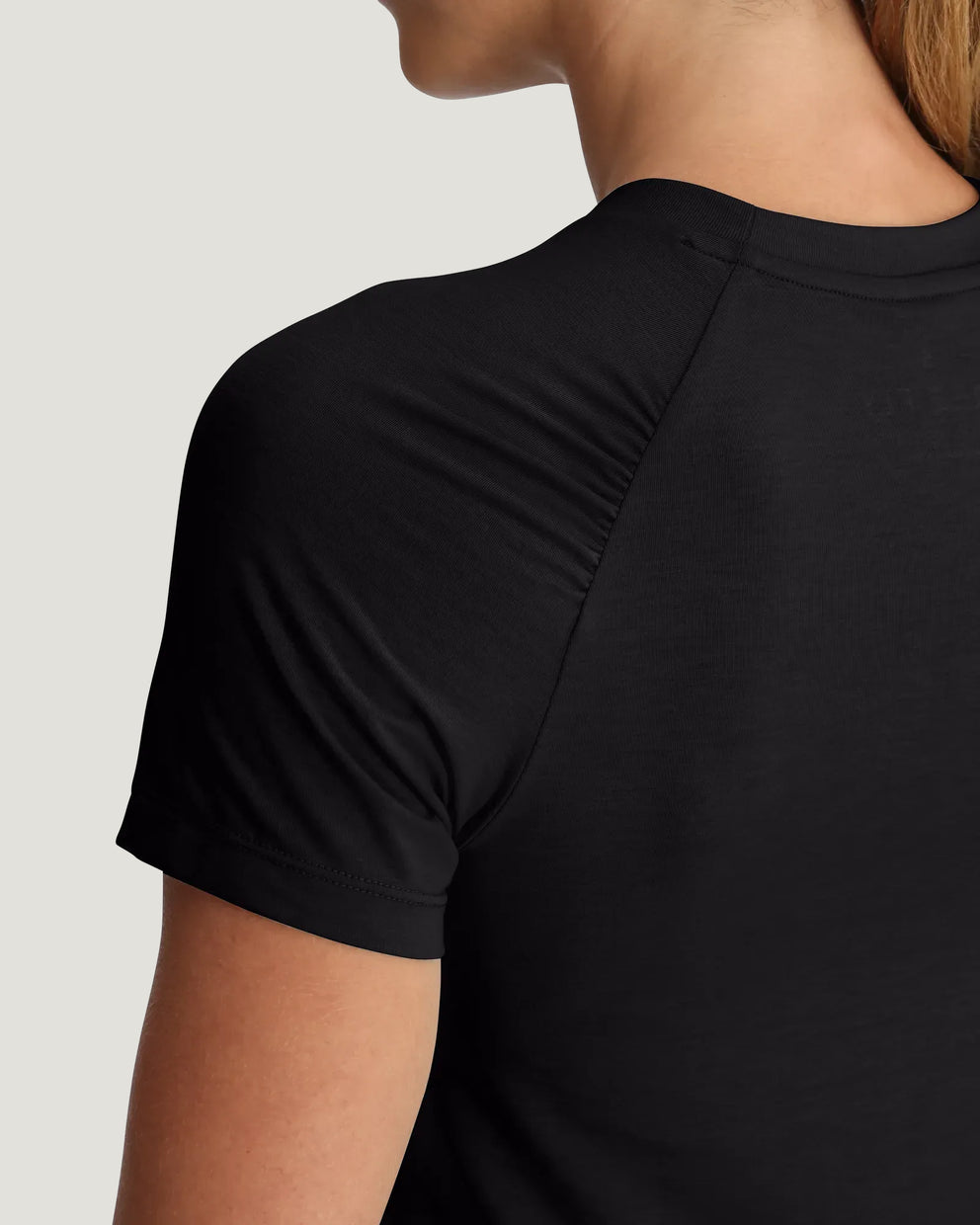 Women's Elevate Lightweight Fitted Tee - Black